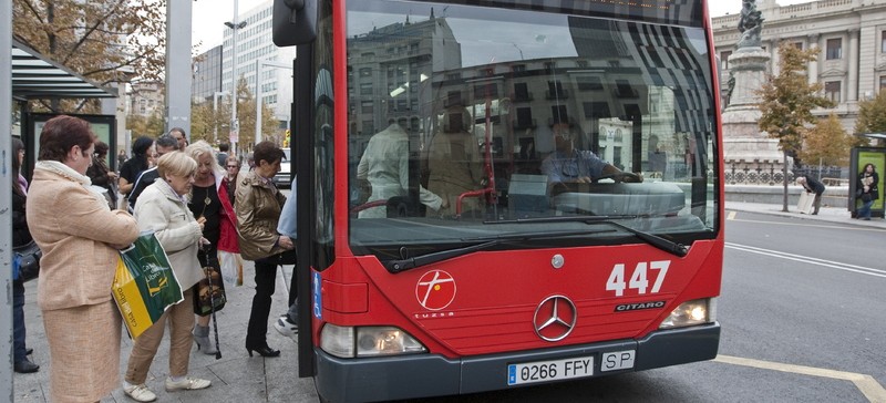 Viajeros subiendo al bus urbano.